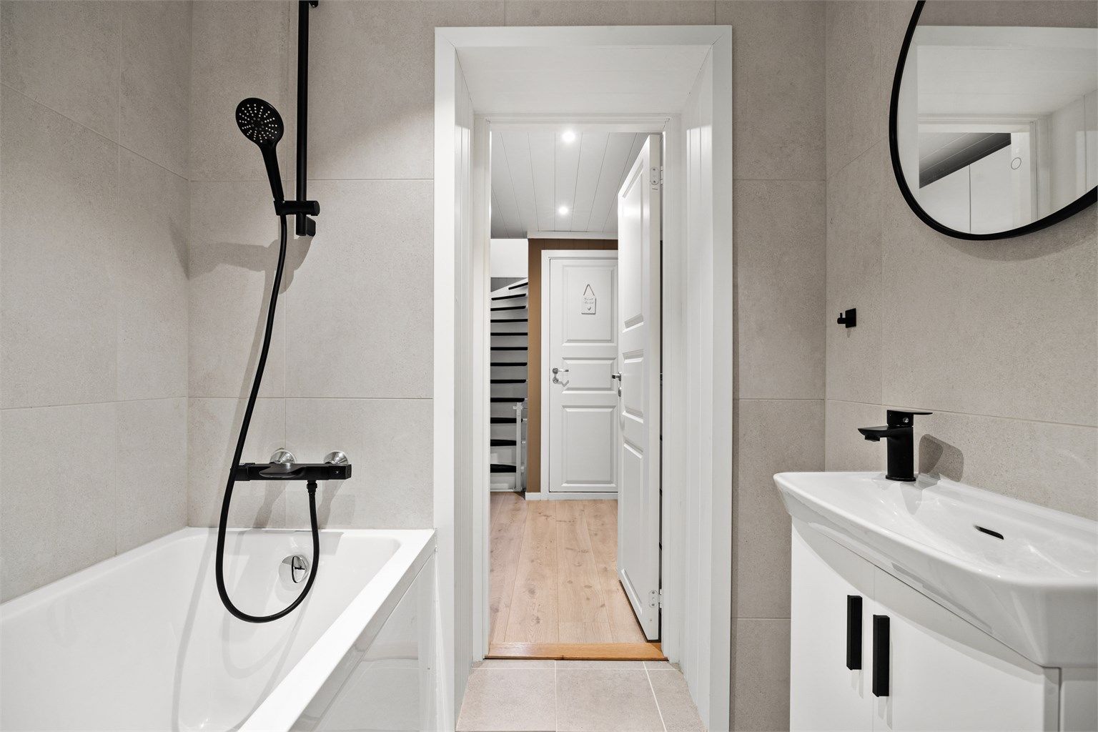 Badet har downlights i tak og varmekabler i gulv. Rommet er ikke bruksendret/omsøkt.