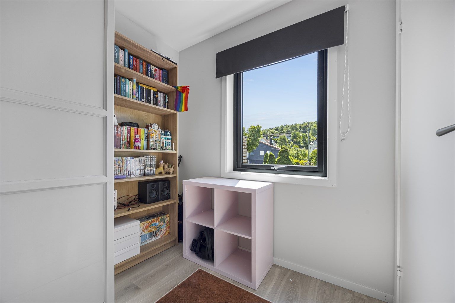 Leiligheten har en relativt usjenert plassering i et rolig og hyggelig nabolag.