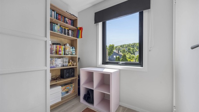 Leiligheten har en relativt usjenert plassering i et rolig og hyggelig nabolag.