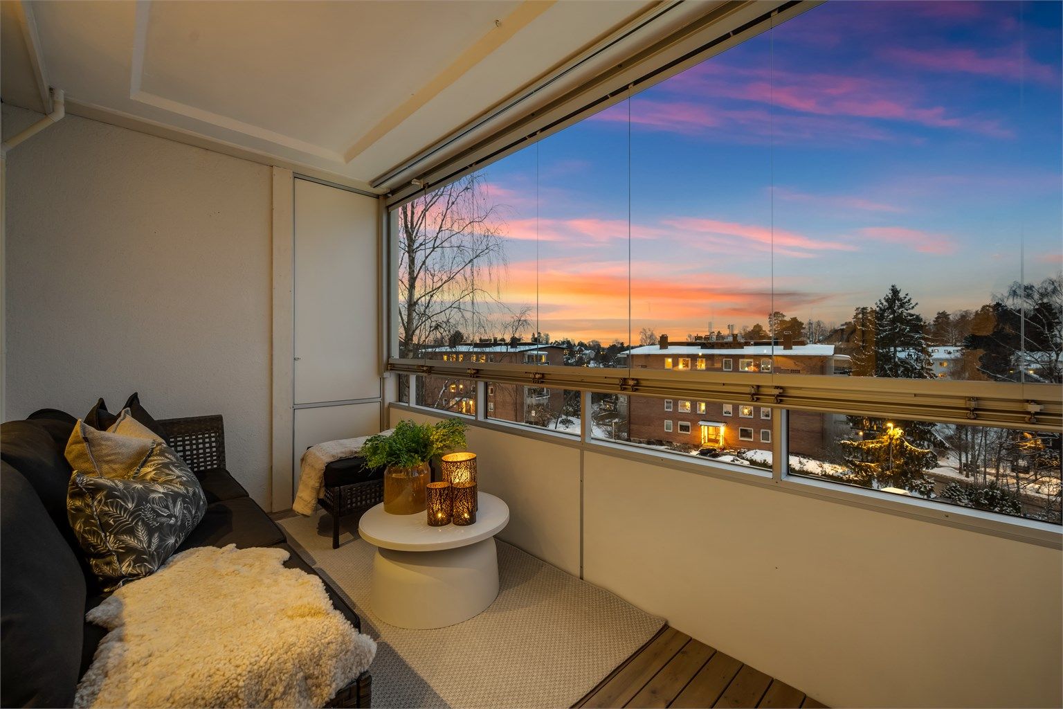 Innglassingen gjør balkongen til en forlengelse av stuen, brukbar store deler av året.