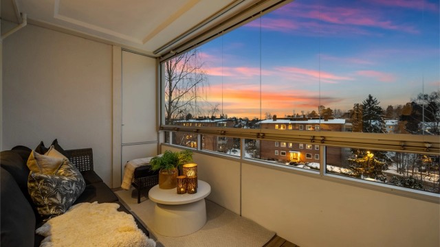 Innglassingen gjør balkongen til en forlengelse av stuen, brukbar store deler av året.