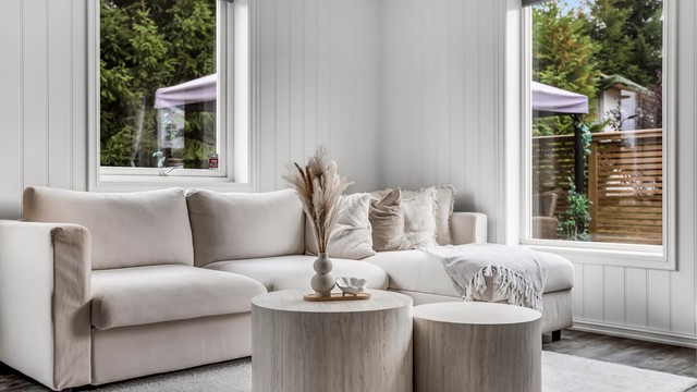 Stuen er lys og romslig med store vindusflater som slipper inn rikelig med dagslys.