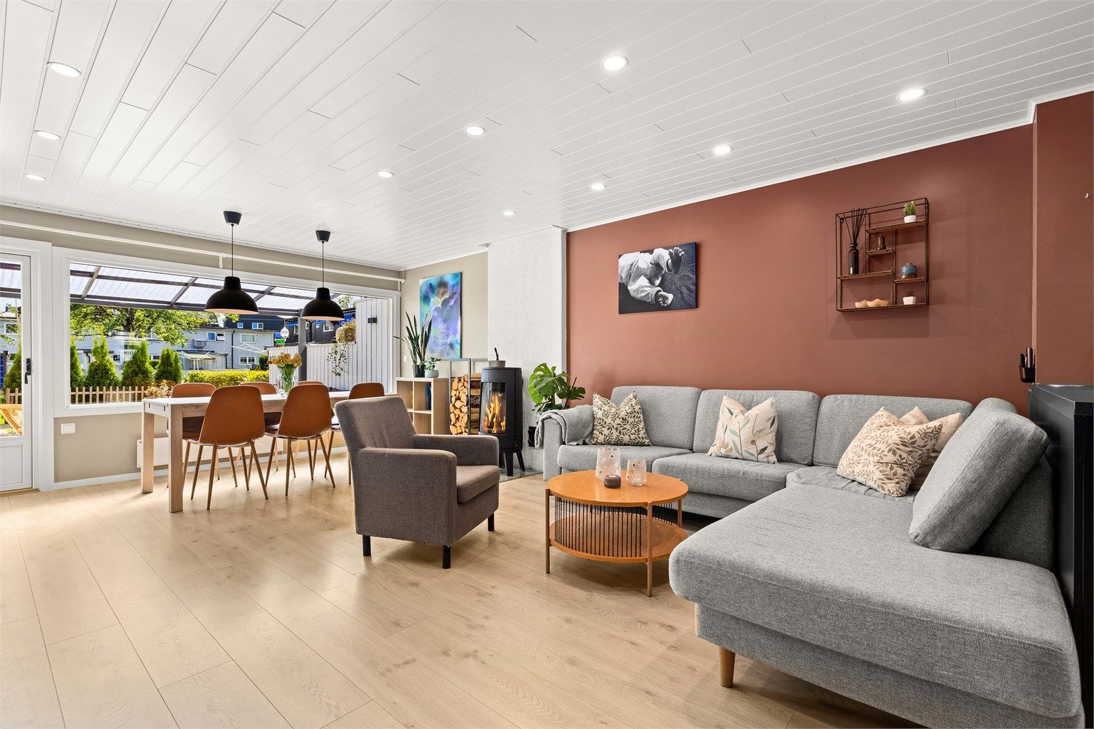 Stuen er et meget tiltalende rom med nyere laminatgulv, dempet fargetone på vegger og downlights i himling. 