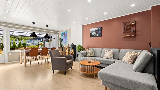 Stuen er et meget tiltalende rom med nyere laminatgulv, dempet fargetone på vegger og downlights i himling.