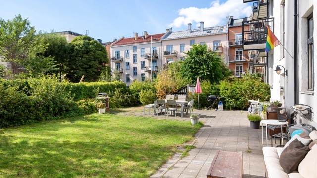 Leiligheten disponerer to store boder, en på loftet (ca. 3 m²) og en i kjelleren (ca. 10 m²).