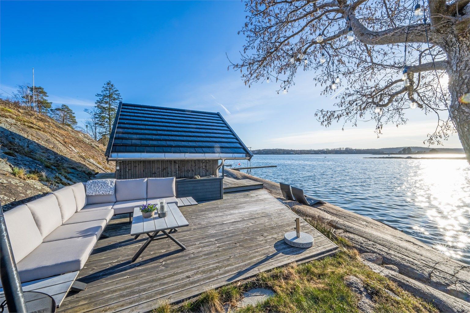 God plass til å innrede med hyggelig utemøblement. (Platting ved sjøbod er ikke omsøkt)  