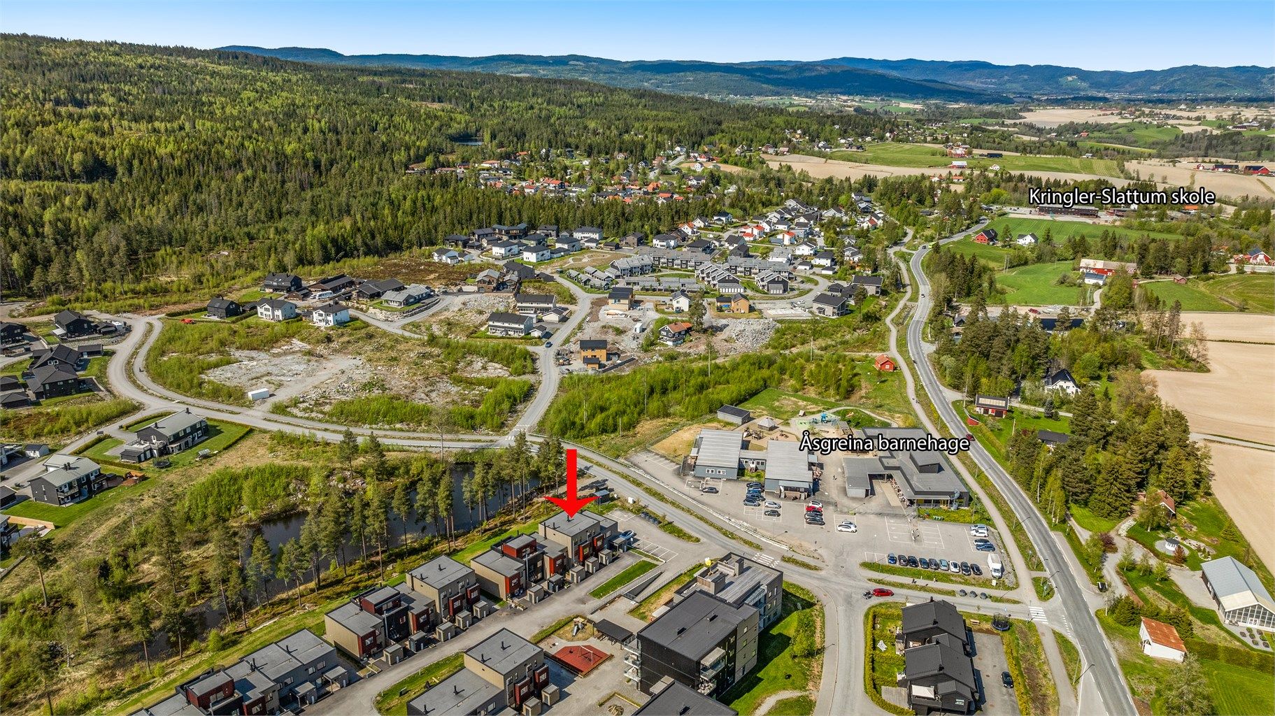 Gangavstand til barnehage og barneskolen. Kort vei til skogen med meget gode tur- og rekreasjonsmuligheter sommer som vinter. 