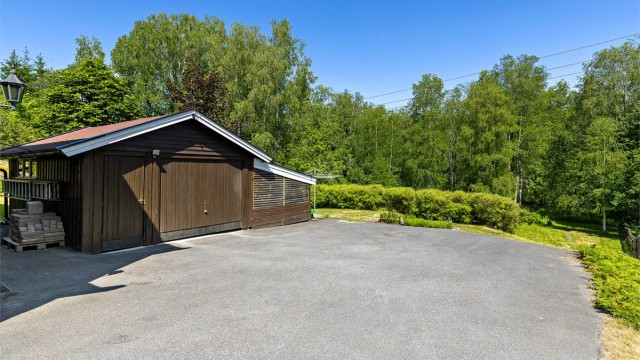 Uteområde - eiendommen har asfaltert nedkjøring og romslig gårdsplass som gir gode parkeringsmuligheter i tillegg til garasjen