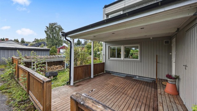 Østvendt terrasse med overbygg og god plass til utemøbler.