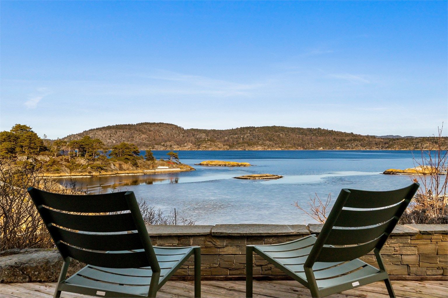 STORSLAGEN UTSIKT: Her har du storslått rundskue utover sjøen. På andre siden ligger Håøya og til høyre utenfor bildet ser du over til Helgeroa.