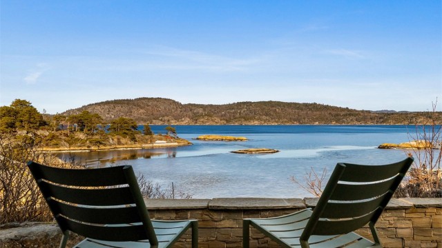 STORSLAGEN UTSIKT: Her har du storslått rundskue utover sjøen. På andre siden ligger Håøya og til høyre utenfor bildet ser du over til Helgeroa.