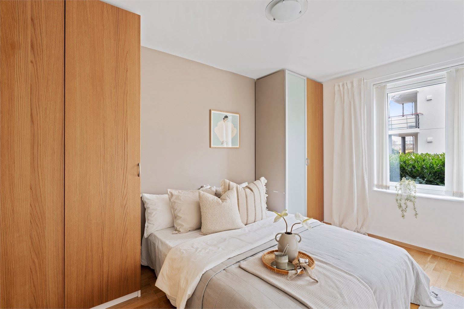 Rommet har parkett på gulvet og malte veggflater.