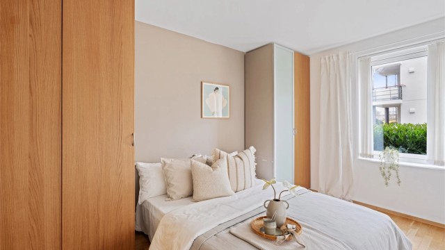 Rommet har parkett på gulvet og malte veggflater.