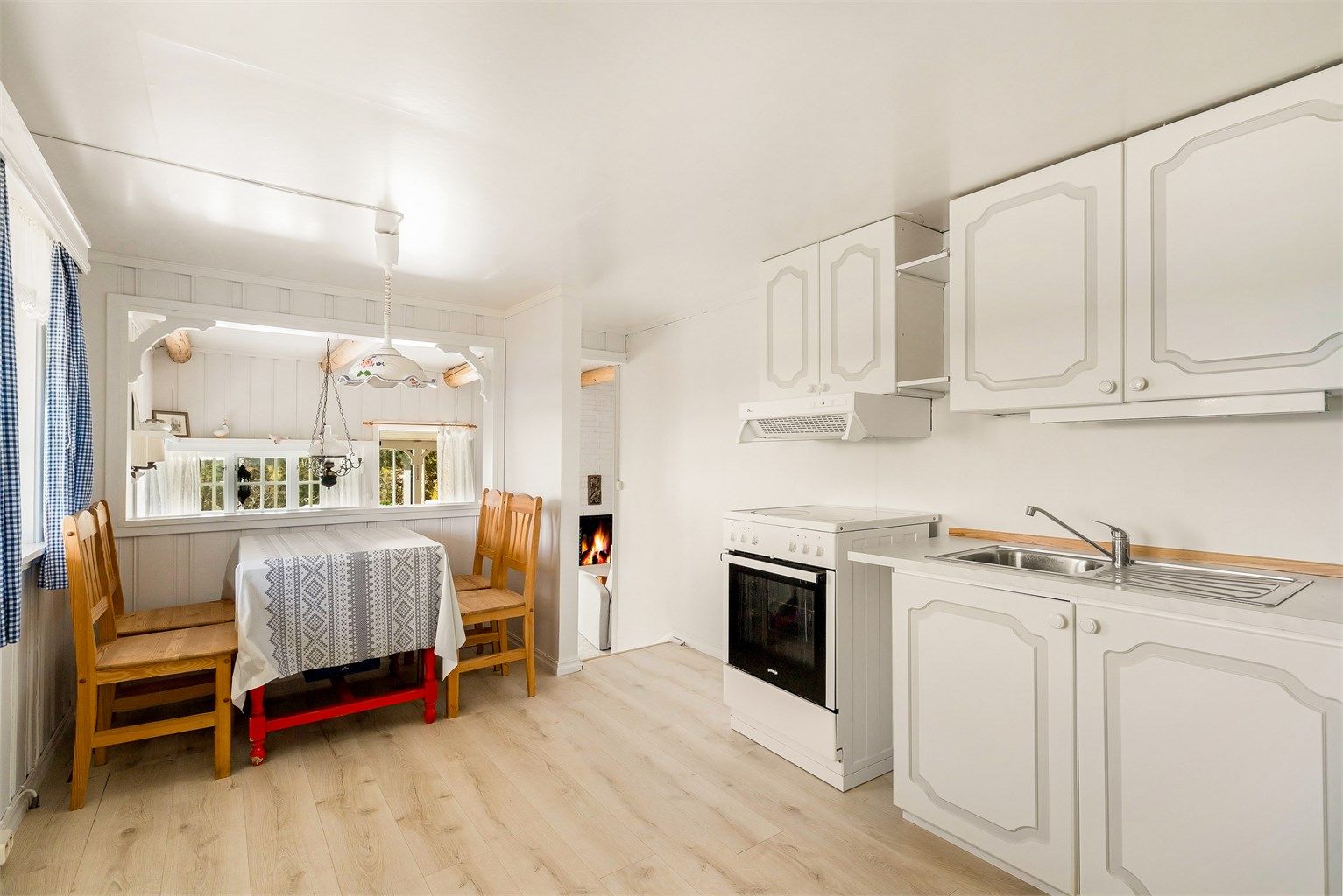 Kjøkkenet har også god plass til en hyggelig spiseplass.