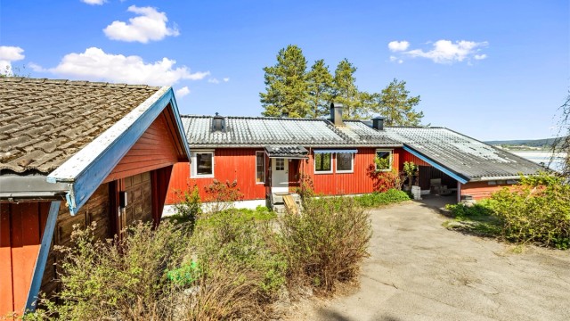 Eiendommen ligger fantastisk til med med gode solforhold og utsikt mot Øyeren.