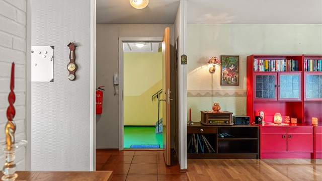 Inngangsparti med callinganlegg og praktisk flislagt gulvsone ved entrédøren.