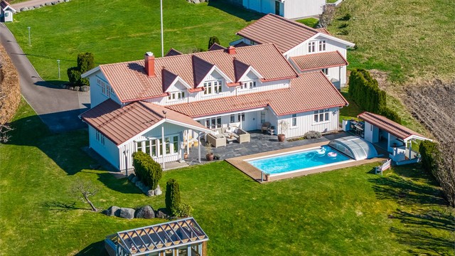 Innbydende enebolig beliggende solrikt og vestvendt til på Gauterød | Svømmebasseng, 2 garasjer, drivhus og stor tomt!