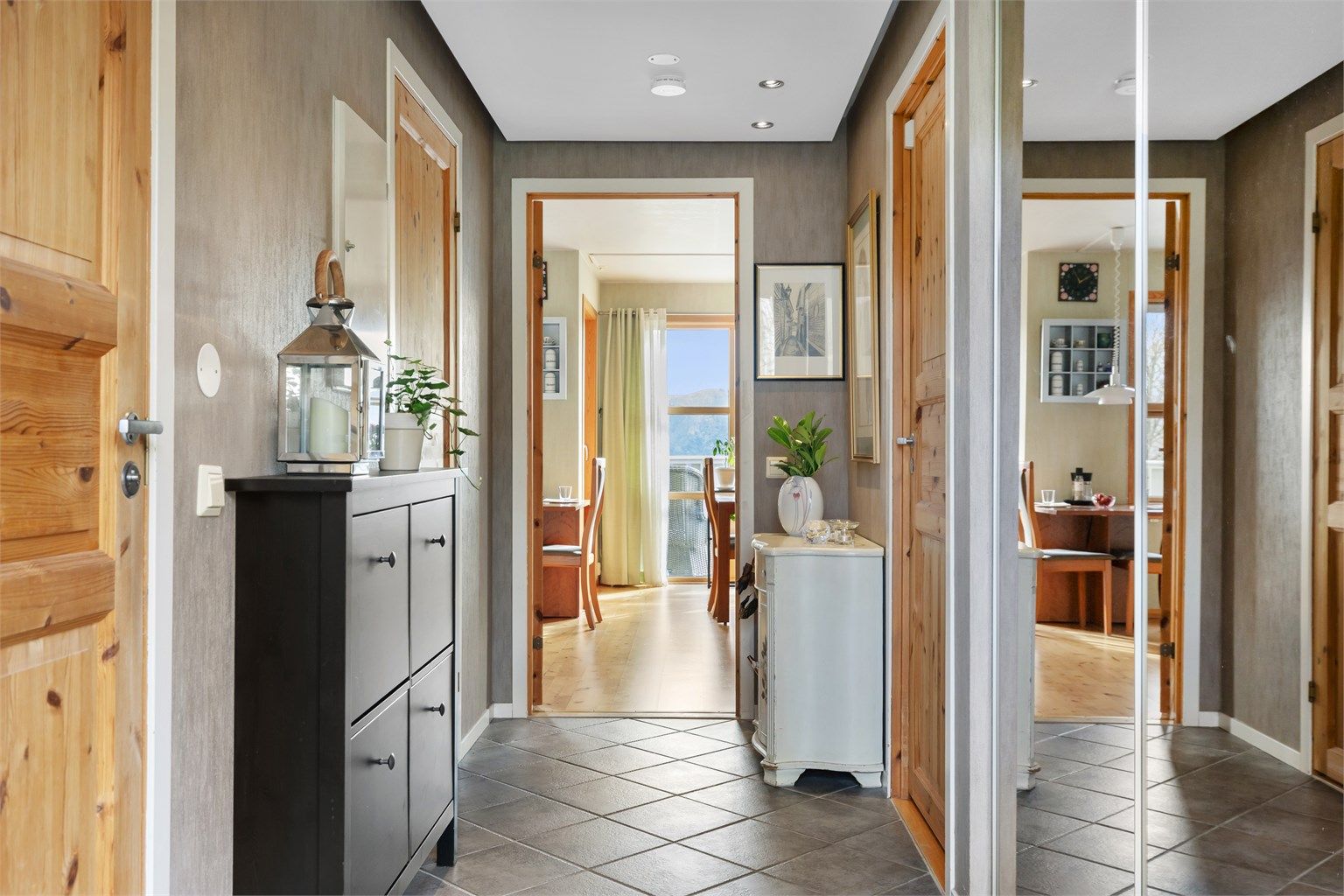 Komfortabel vannbåren gulvvarme er gjennomgående i boligen.