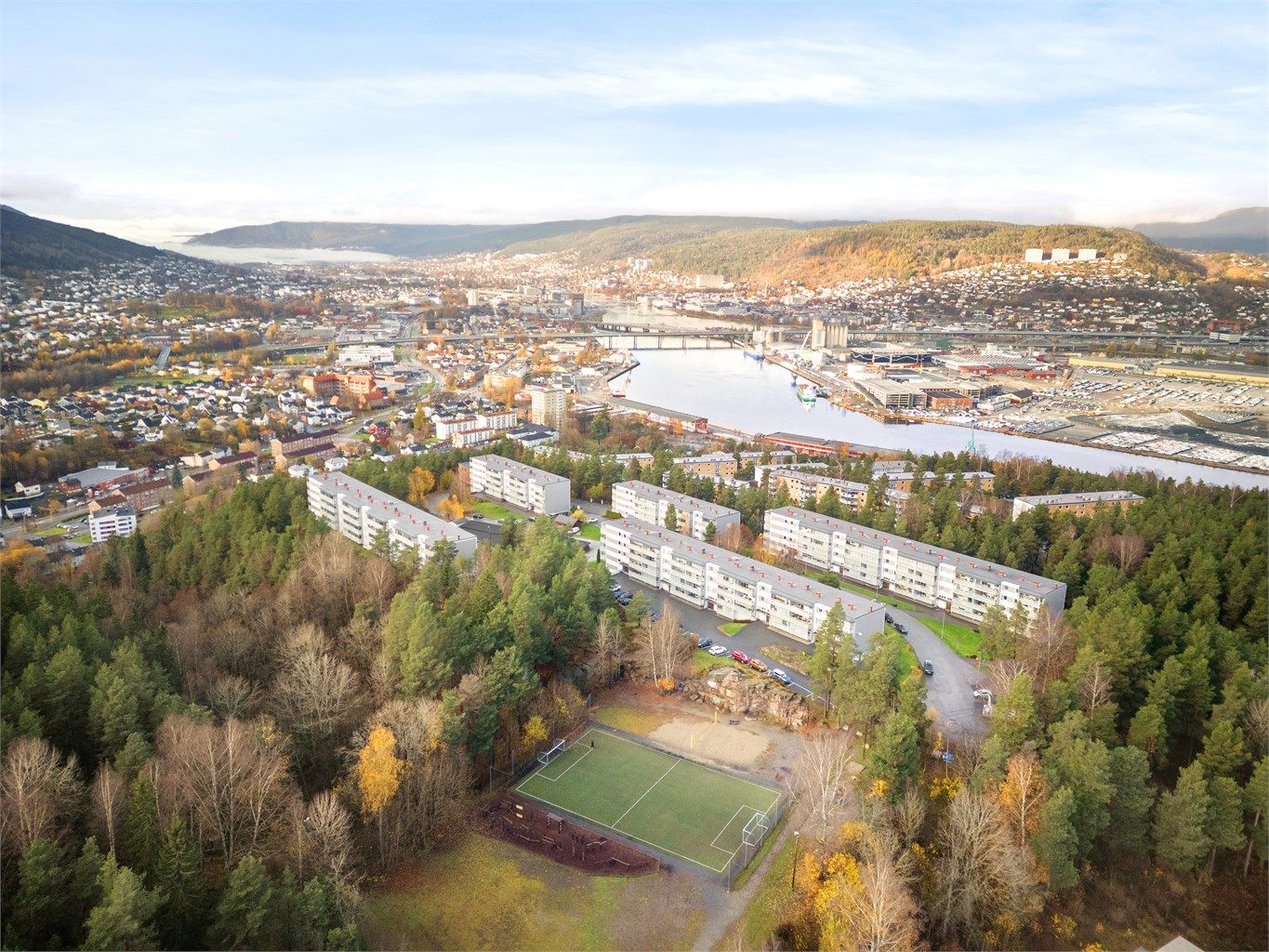 Borettslaget ligger i kort avstand til sentrum og rett ved Ulvekula idrettsplass med sandvolleyballbane, fotballbane, hinderløype og lekeplass.