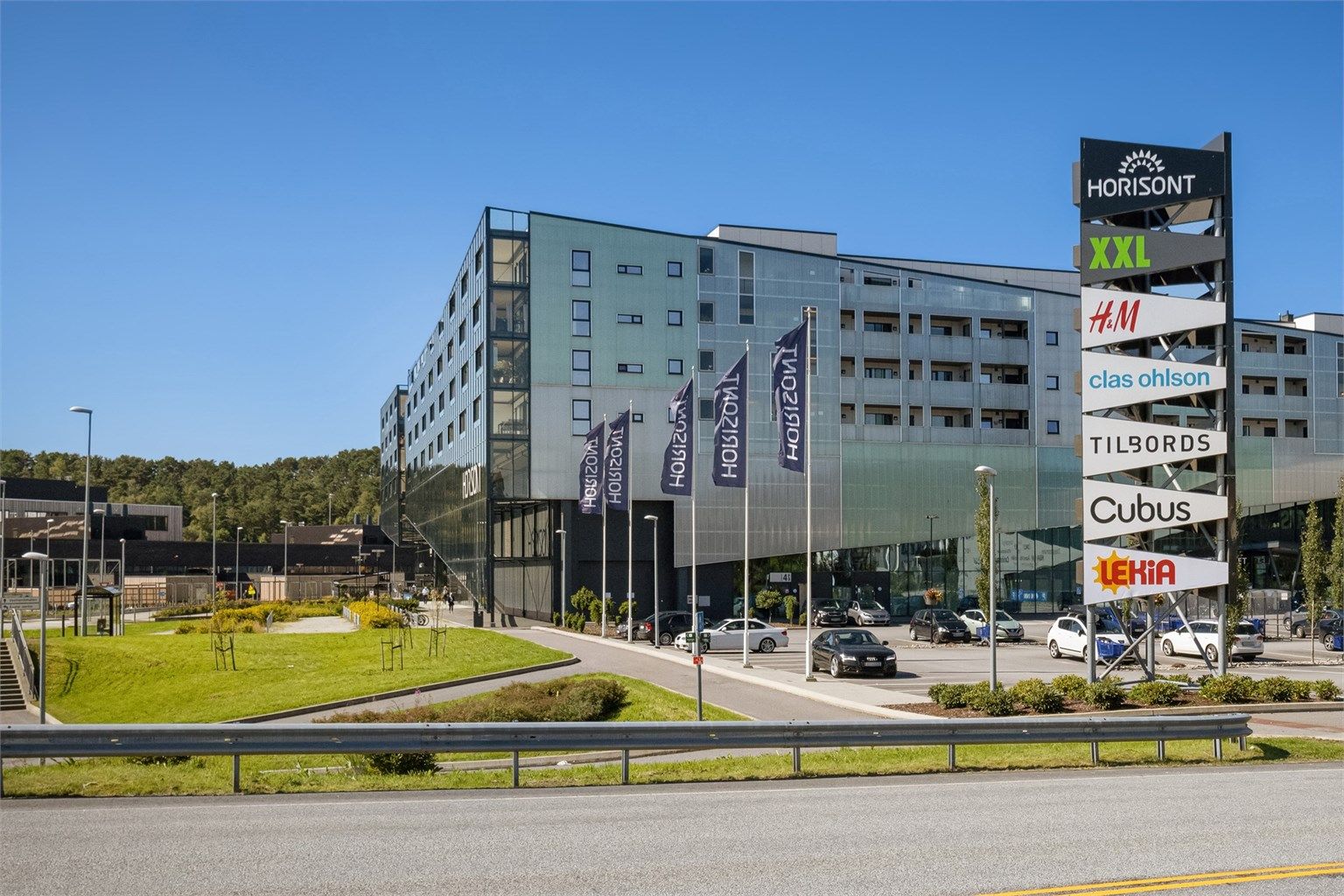 På Horisont finner man flere restauranter og et bredt utvalg av servicetilbud. Kjøpesenteret ligger få minutter unna med bil. 