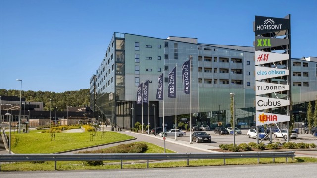 På Horisont finner man flere restauranter og et bredt utvalg av servicetilbud. Kjøpesenteret ligger få minutter unna med bil.