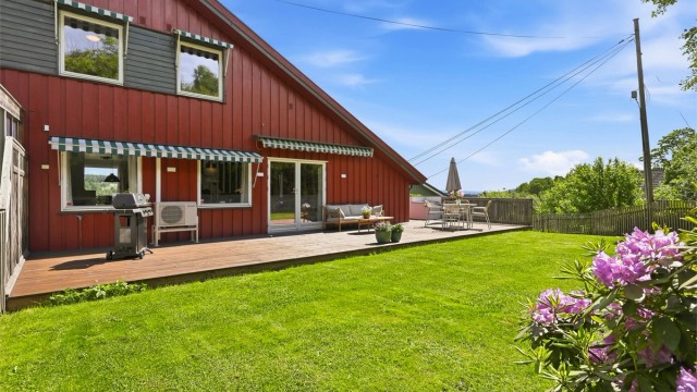 Uteplassen er en nydelig oase om sommeren, adkomst rett ut på flatt plenareale som innbyr til lek og moro for liten og stor. På terrassen er det plass til hele grillselskapet. Foto: Digit Media AS v/Jørgen Sørebø