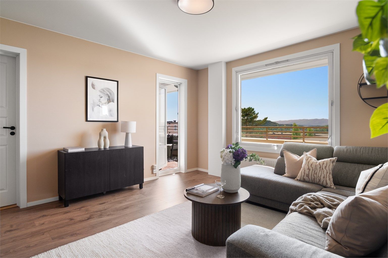 - Gjennomgående moderniserte overflater med blant annet sparklet og malte vegger og tak, samt nye gulv og lister -