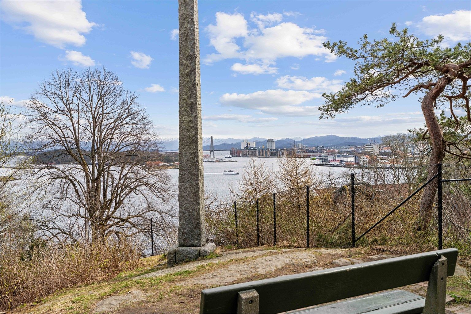 Fra høyden i nabolaget er det flott utsikt over innseilingen til Stavanger.