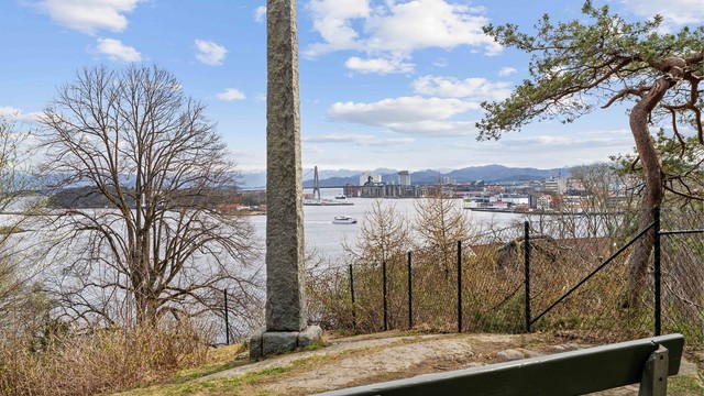 Fra høyden i nabolaget er det flott utsikt over innseilingen til Stavanger.
