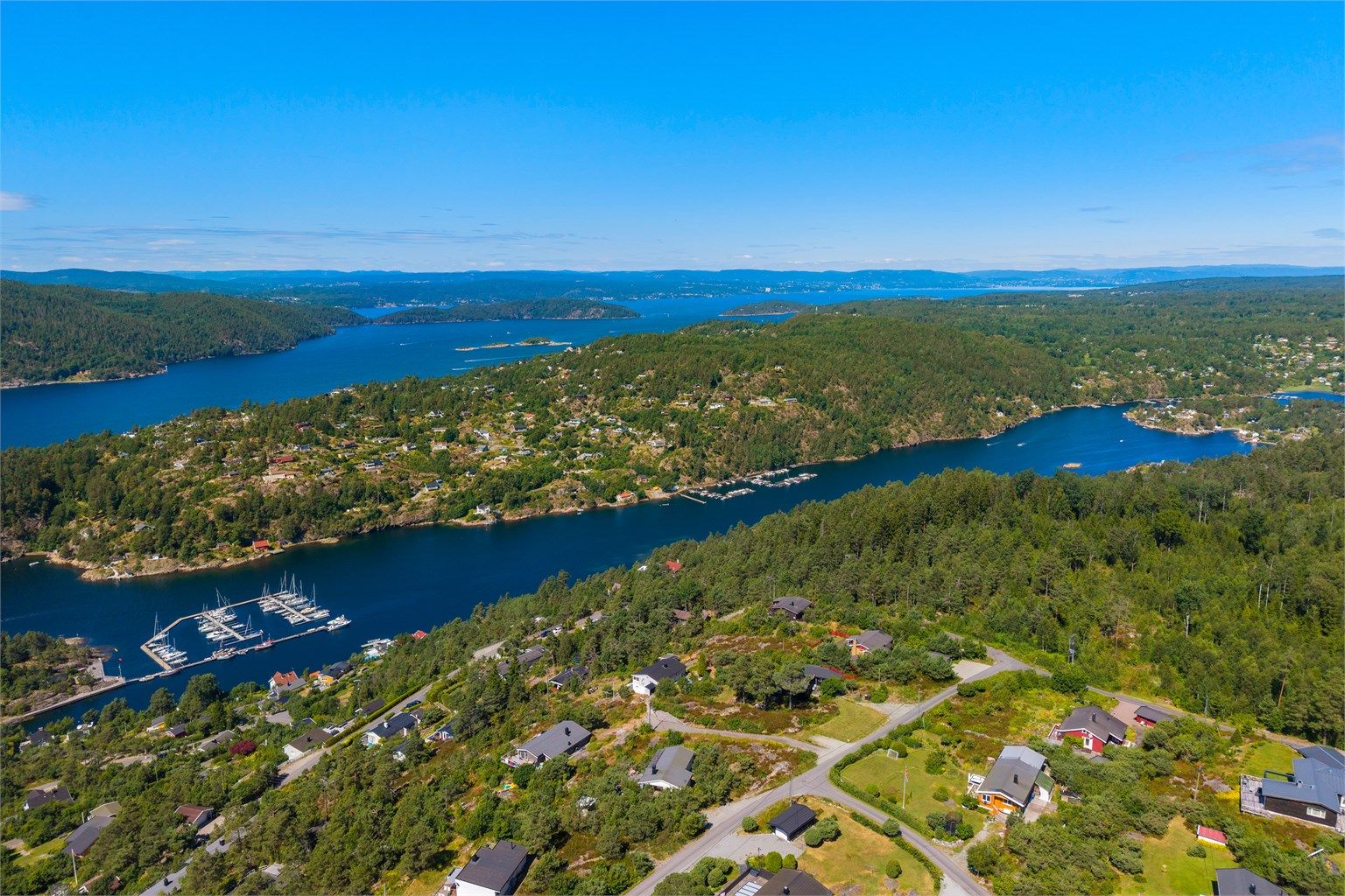 Øvredammen, med bade- og fiskemuligheter, ligger kun 800 meter unna.