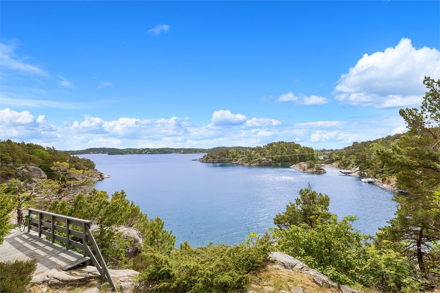 Fosseviga 10 ligger høyt og usjenert med flott utsikt.