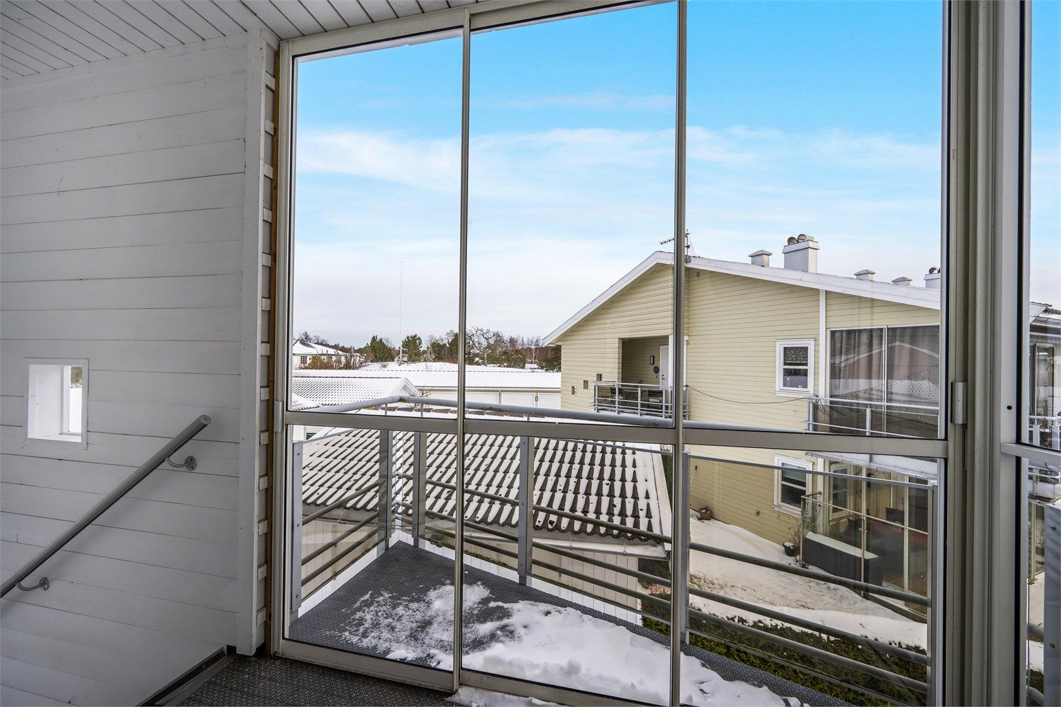 Ved hoveddøren møtes du av et innglasset inngangsparti – svært praktisk og behagelig, spesielt på dager med snø og vind.