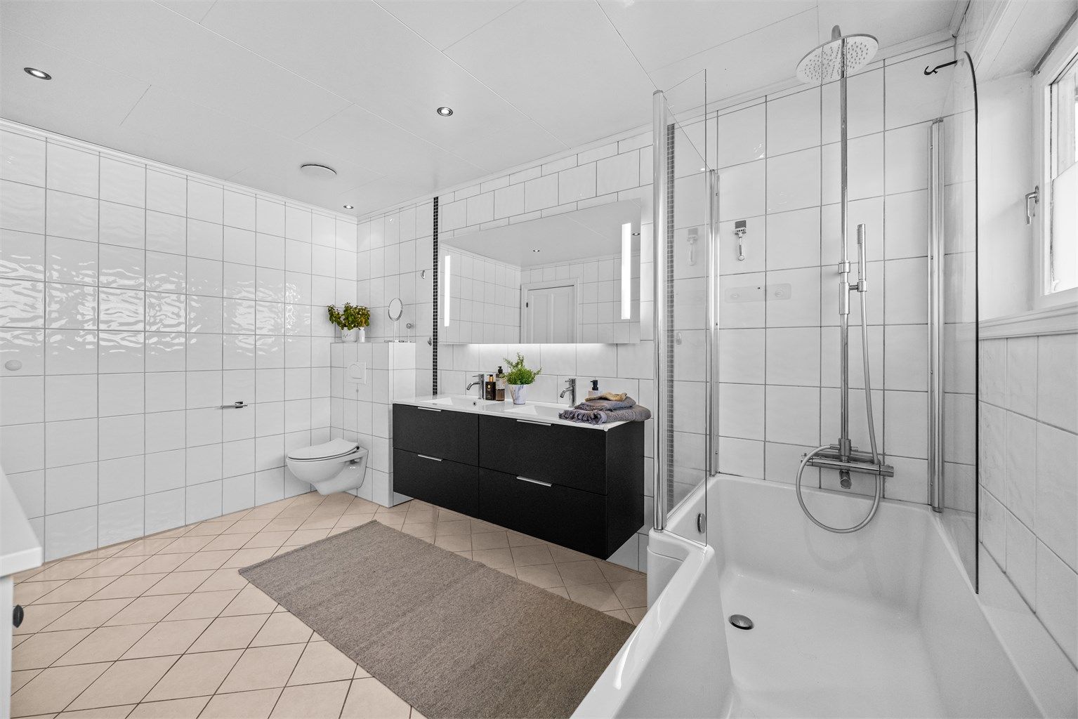 Badet ble oppgradert med nytt badekar i 2020 og servantskap i 2025.