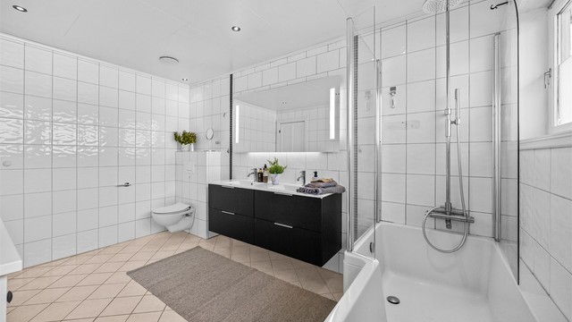 Badet ble oppgradert med nytt badekar i 2020 og servantskap i 2025.