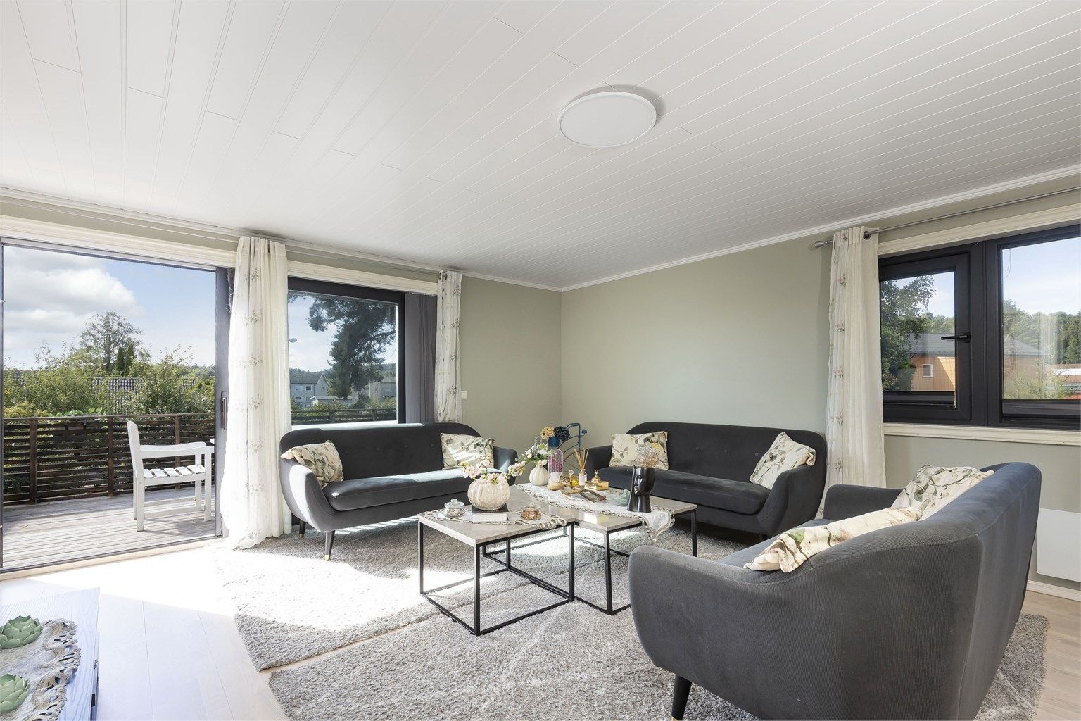 Leilighet i 2 etasje er på 97 kvm (BRA-I) og inneholder: Entre, kjøkken, bad, stue og tre soverom.