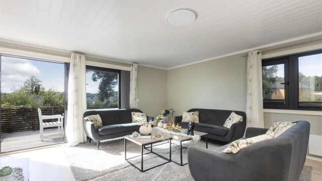 Leilighet i 2 etasje er på 97 kvm (BRA-I) og inneholder: Entre, kjøkken, bad, stue og tre soverom.