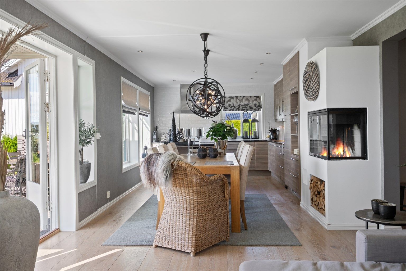 Kjøkkenet består av en funksjonell L-form og en flott øy med egen barløsning.