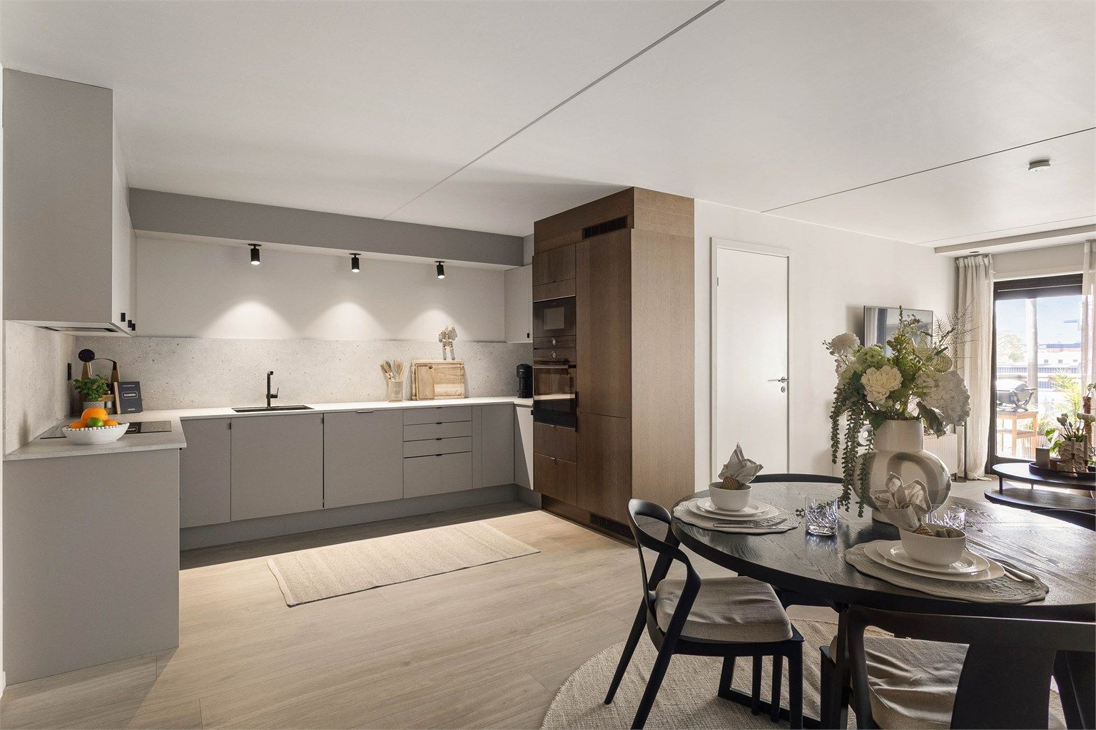 Den åpne løsningen er et resultat av at en lettvegg er fjernet, noe som gir en luftig og moderne romfølelse.
