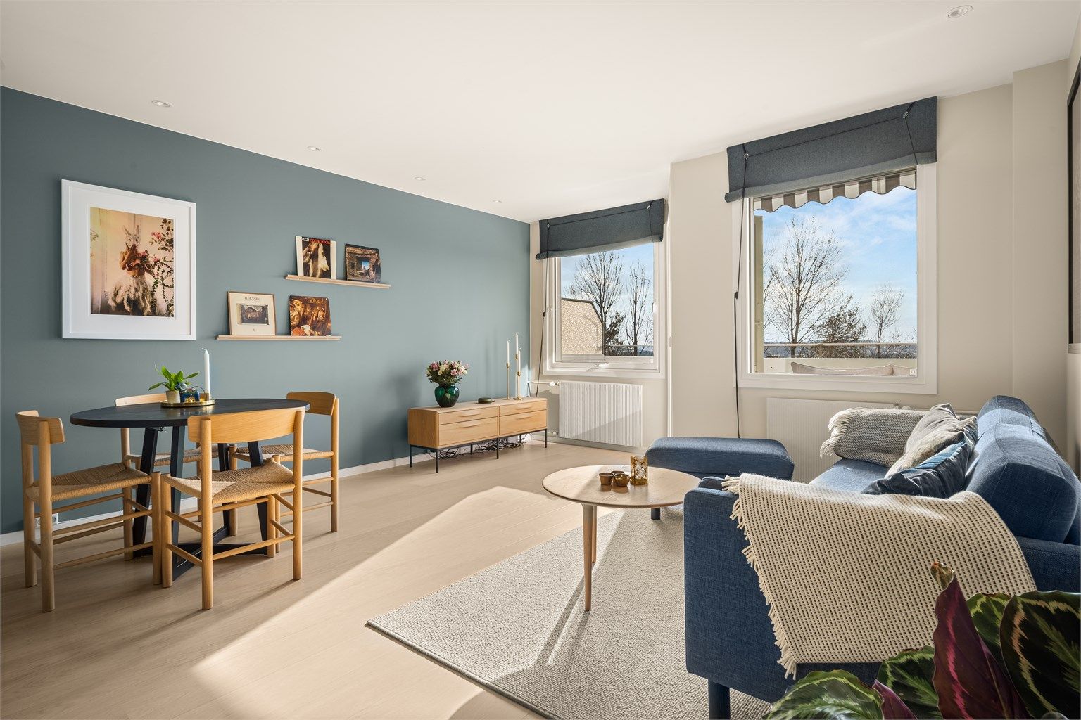 Store vindusflater fra 2016 slipper rikelig med lys inn. Oppvarming og varmtvann (a-konto) er inkludert i felleskostnadene.