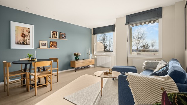 Store vindusflater fra 2016 slipper rikelig med lys inn. Oppvarming og varmtvann (a-konto) er inkludert i felleskostnadene.