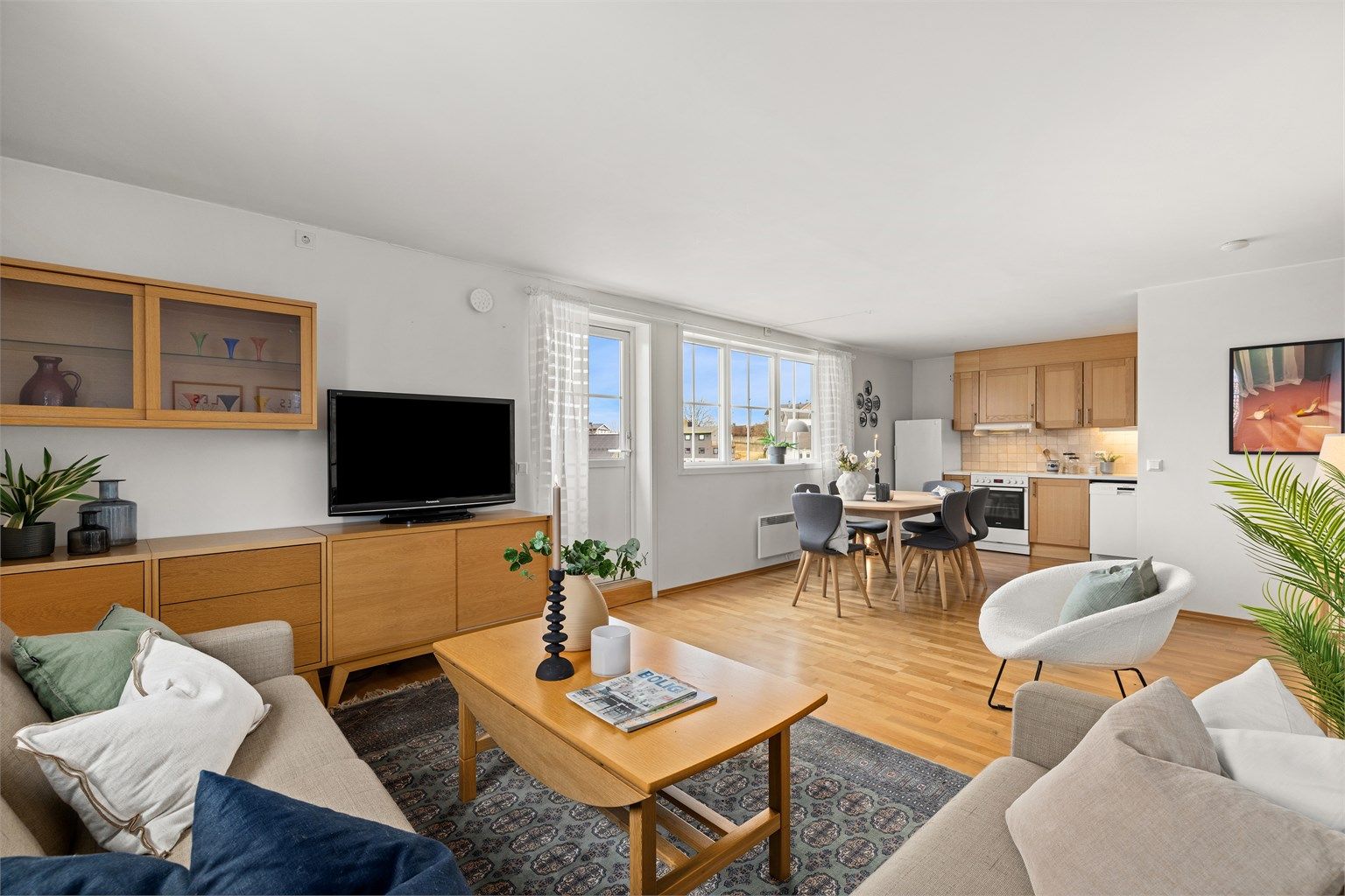 Eiendomsmegler Krogsveen v/Christian Blenne Lien ønsker velkommen til Stallbakken 1