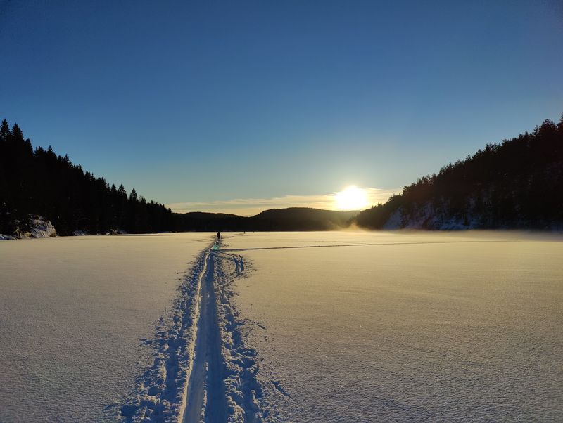 På snørike vinterdager har du en flust av skiløype-muligheter i Østmarka, og disse starter rett utenfor døra di!