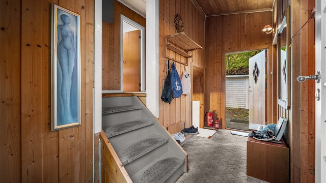Romslig entré med plass til knagger og kommode for oppbevaring av yttertøy