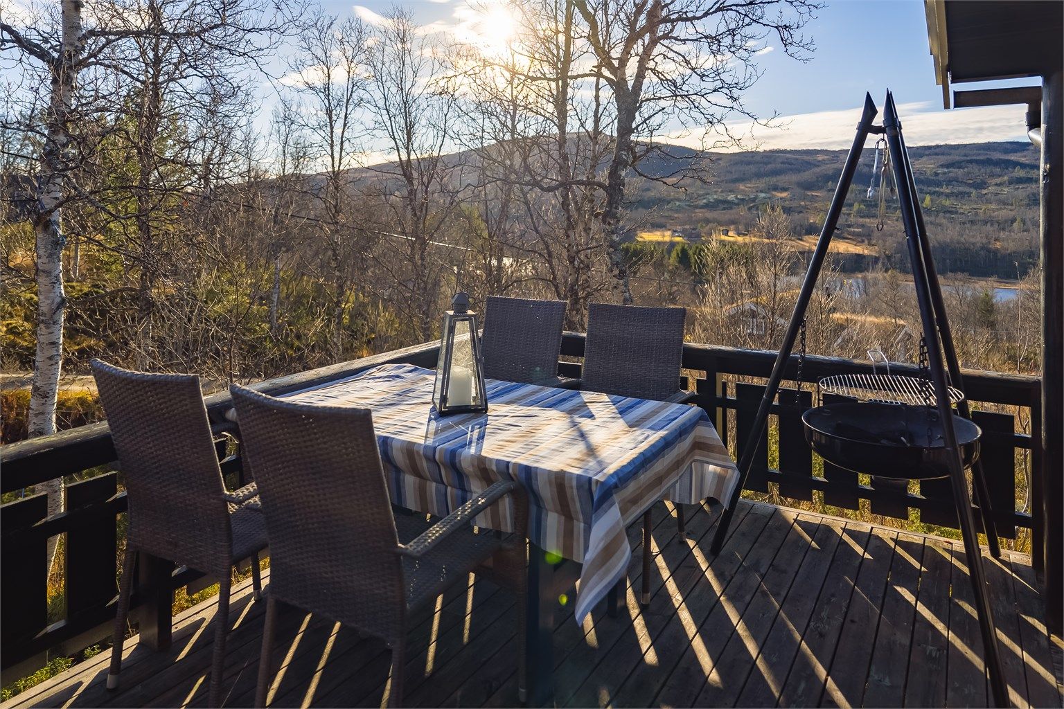 Man har god plass til ønsket utemøblement og grill. 