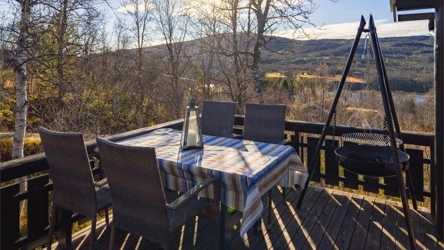 Man har god plass til ønsket utemøblement og grill.