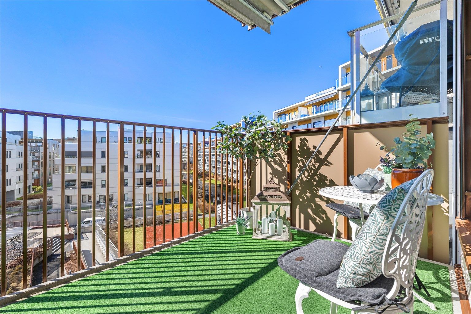 Balkongen har gode solforhold, perfekt for avslapning på varme dager.