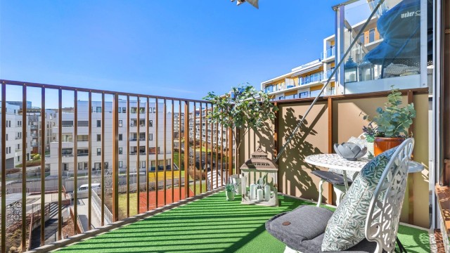 Balkongen har gode solforhold, perfekt for avslapning på varme dager.