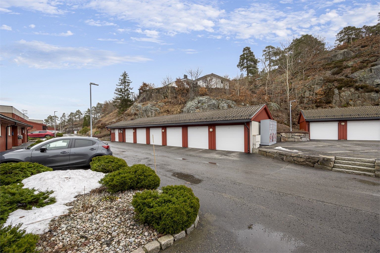 Garasjeplass i rekke. 