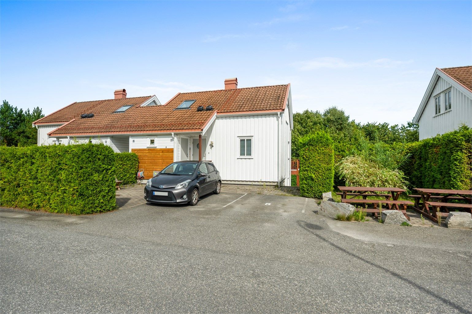 Fast parkeringsplass like utenfor bygget.