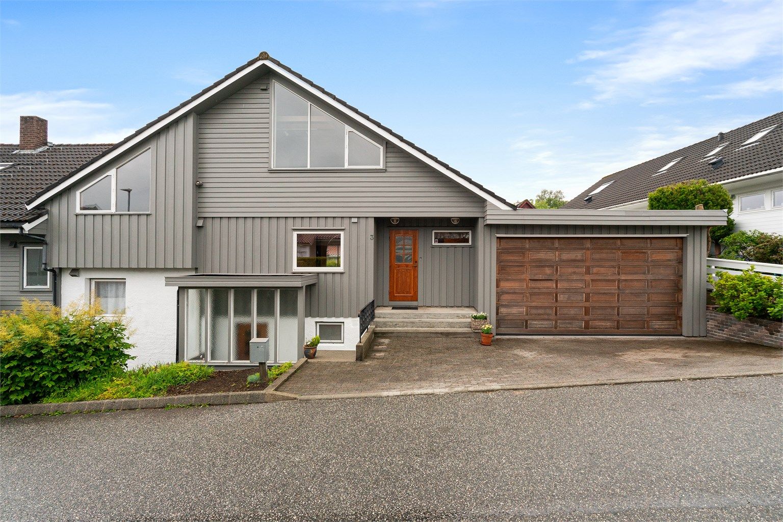 Selv om dette er en vertkaldelt bolig føles det ikke slik. Seksjon 2 skimtes helt til venstre og har eget gårdsrom, inngang og garasje